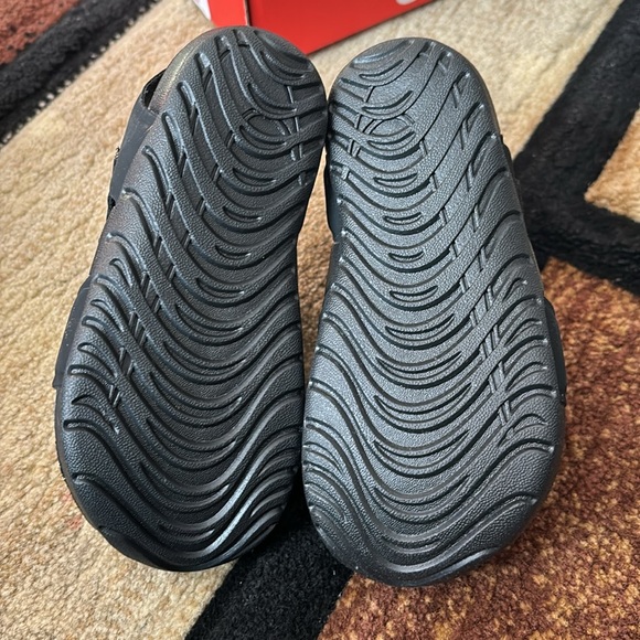 Black Nike sandals - Picture 2 of 3